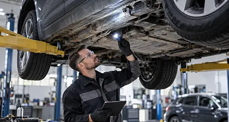 Осмотр автомобиля на подъёмнике перед антикоррозийной обработкой